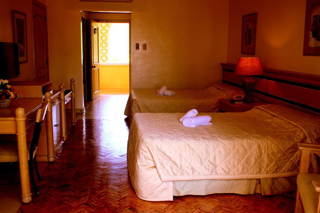 Club Morocco Resort And Country Club Subic Kamer foto